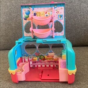 Chubby Puppies Vacation Camper Playset Spin Master